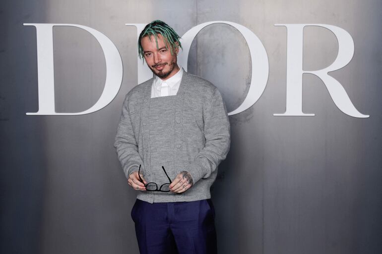 El cantante colombiano J. Balvin asistió al desfile de Dior Menswear Ready-to-wear Fall-Winter 2025/2026 en el París Fashion Week. (GEOFFROY VAN DER HASSELT / AFP)