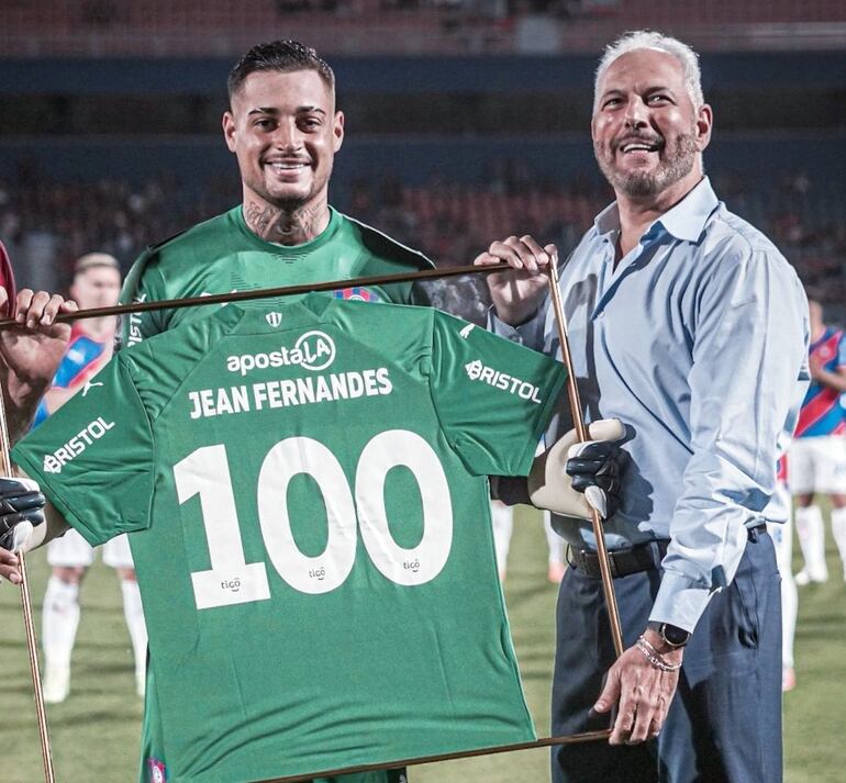 El presidente, Juan José Zapag, hace entrega del reconocimiento a Jean Fernandes por sus 100 partidos con el Ciclón.