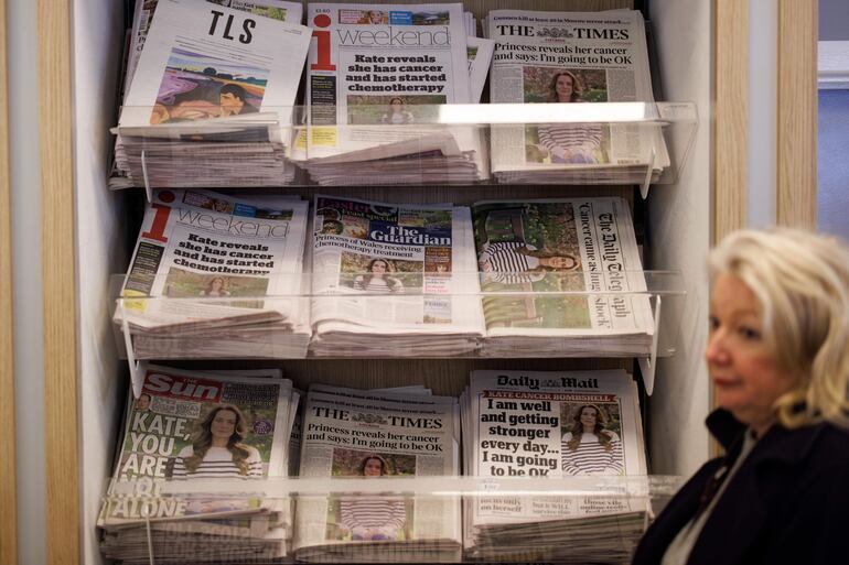 Una mujer camina frente a un stand con periódicos británicos que presentan a la Princesa Catalina de Gales en sus portadas, en Londres, Gran Bretaña, el 23 de marzo de 2024. (EFE/EPA/TOLGA AKMEN)
