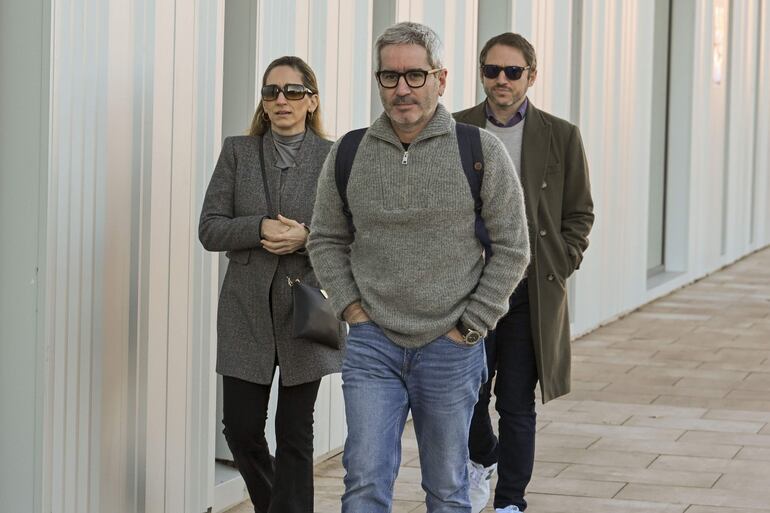 Los hijos del cantante Raphael Alejandra, Jacobo y Manuel Martos Figueroa a su llegada al hospital 12 de Octubre de Madrid.
