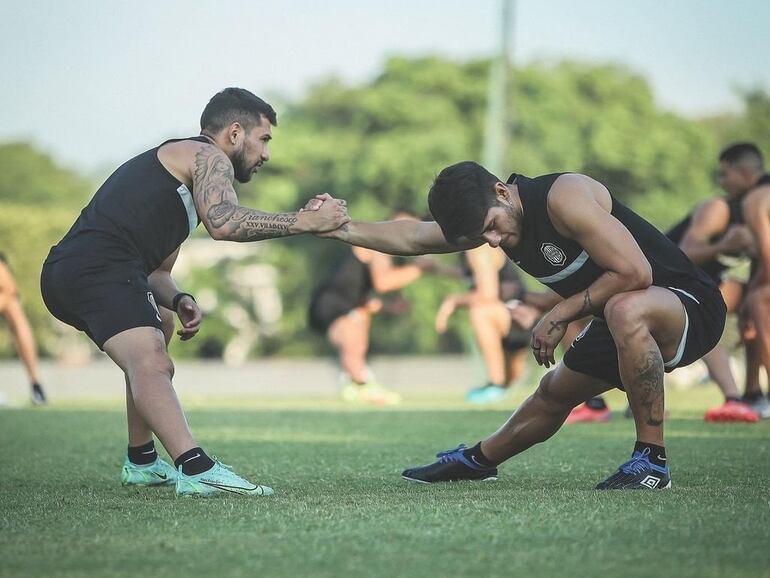 Víctor Salazar publicó un mensaje para Iván Torres y confirmó que continúa en Olimpia.