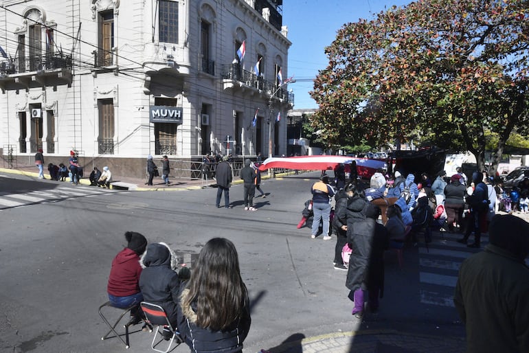 Pese a las bajas temperaturas registradas en la jornada de hoy, varias personas, entre grandes y niños, se apostaron frente al MUVH para exigir que se les adjudique la casa propia. Los proveedores de las gestiones están divididos ante esta protesta. 