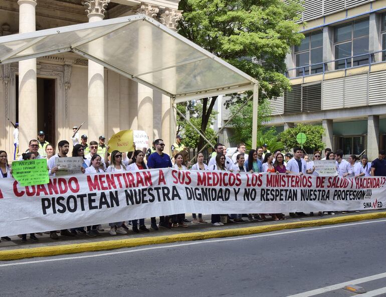 protesta de medicos panteon de los heros 01-03-2024