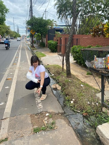 Mariela junto al bache y montículo por el que su bicicleta se trabó y cayó ocasionandole la fractura del brazo.