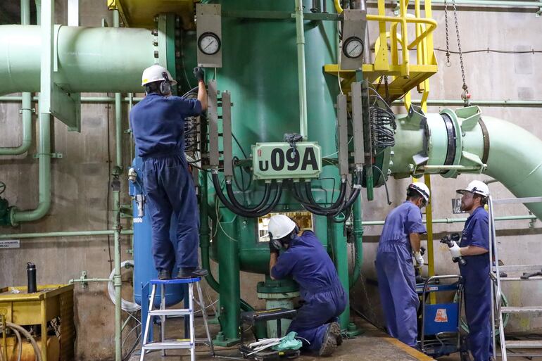 Mantenimiento de la U09A de la Central Hidroeléctrica Itaipú.