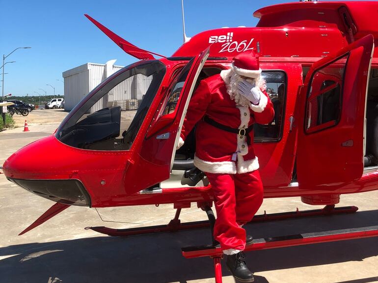 Papa Noel bajando del helicóptero.