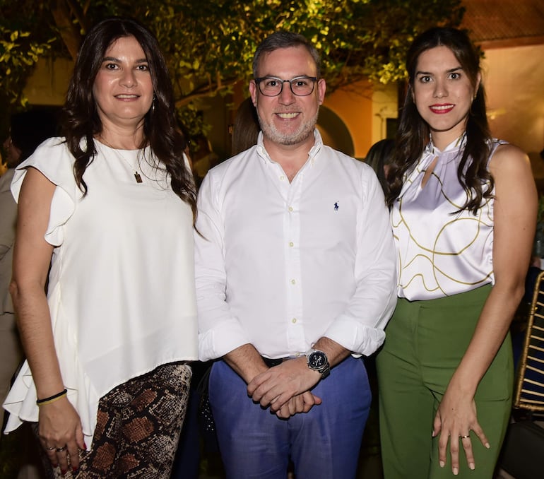 Zaida Rocholl, Néstor Rodríguez y Crista Yudis. 