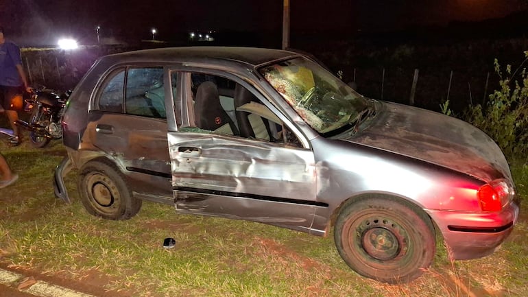 El automóvil involucrado en el grave accidente que ocurrió en el tramo Carapeguá-Acahay quedó severamente dañado.