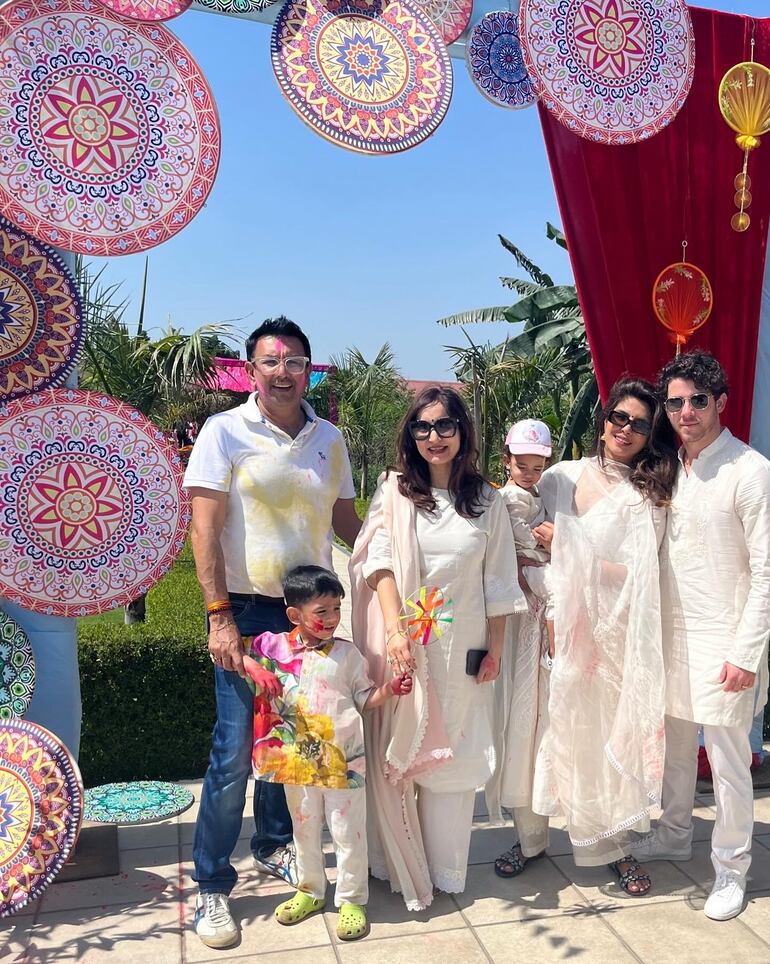 Priyanka Chopra y Nick Jonas disfrutan sus vacaciones familiares en India.