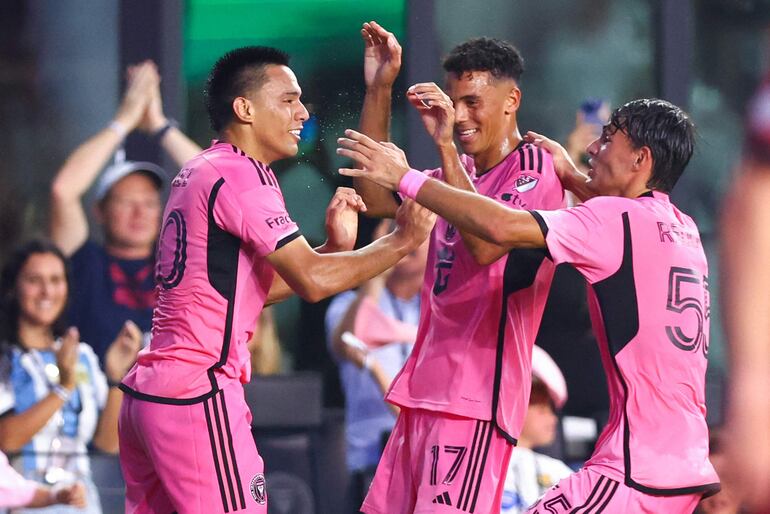 El paraguayo Diego Gómez (i), jugador del Inter Miami, celebra un gol en el partido frente al Toronto por la Conferencia Este de la Major League Soccer en el Chase Stadium, en Fort Lauderdale, Florida.