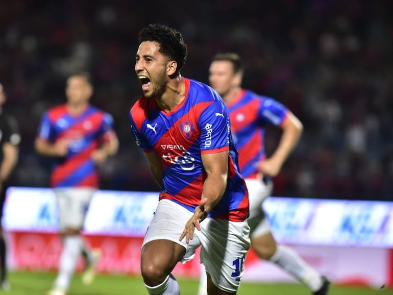 Cecilio Domínguez, jugador de Cerro Porteño, celebra un gol en un partido del fútbol paraguayo en La Nueva Olla.