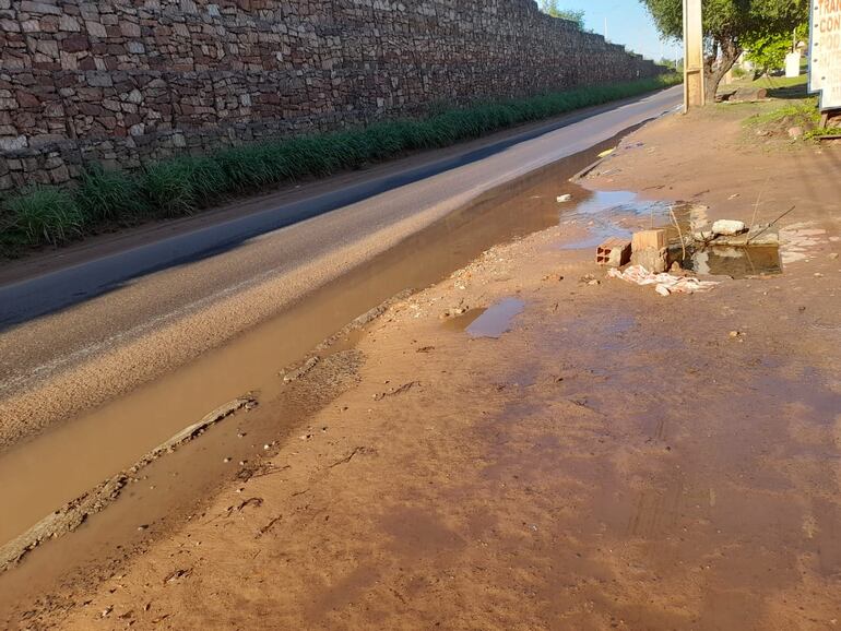 Caño en Limpio. Vecinos reclaman pero no hay respuesta de la Essap.