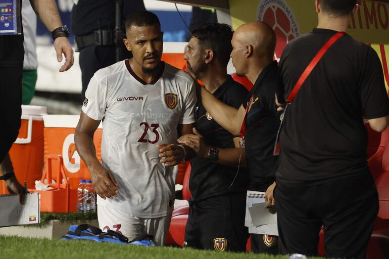 Salomón Rondón de Venezuela sale del campo hoy, en un partido de las Eliminatorias Sudamericanas para la Copa Mundial de Fútbol 2026 entre Colombia y Venezuela en el estadio Metropolitano en Barranquilla (Colombia). 
