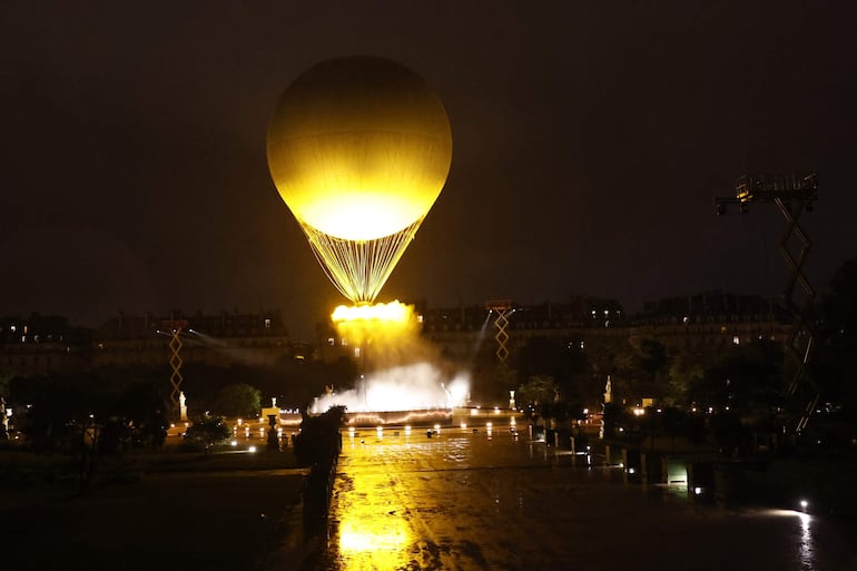 El pebetero se eleva en el aire enganchado a un globo aerostático. El pebetero olímpico, que recuerda a un globo aerostático, iluminado el viernes por la noche por Marie-José Pérec y Teddy Riner, será accesible gratuitamente durante la duración de los Juegos Olímpicos, según París-2024 y la compañía eléctrica EDF, creador de esta llama “100% eléctrica”.