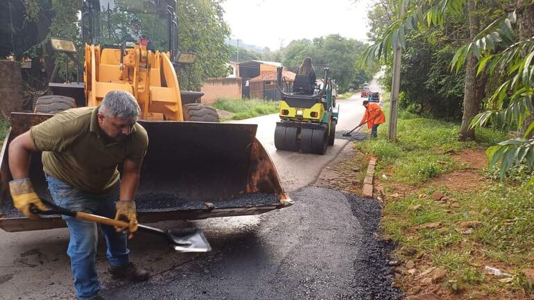 Los trabajos de bacheo se realizan en el barrio Buena Vista de Caacupé.