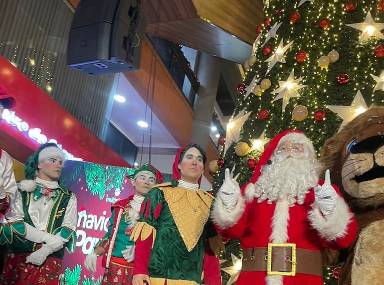 Papá Noel, sus elfos y Muza estuvieron en el encendido del árbol navideño de Multiplaza.