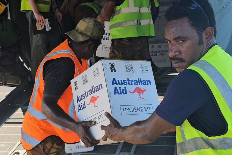 Cajas con ayuda humanitaria son cargadas a un avión en Port Moresby, este miércoles.
