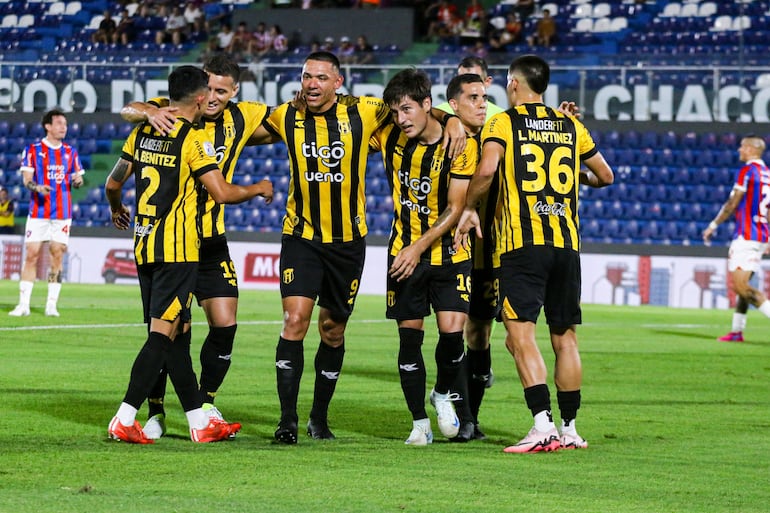 Festejo del gol anotado por el joven Víctor Imanol Céspedes (21 años) para el empate transitorio.