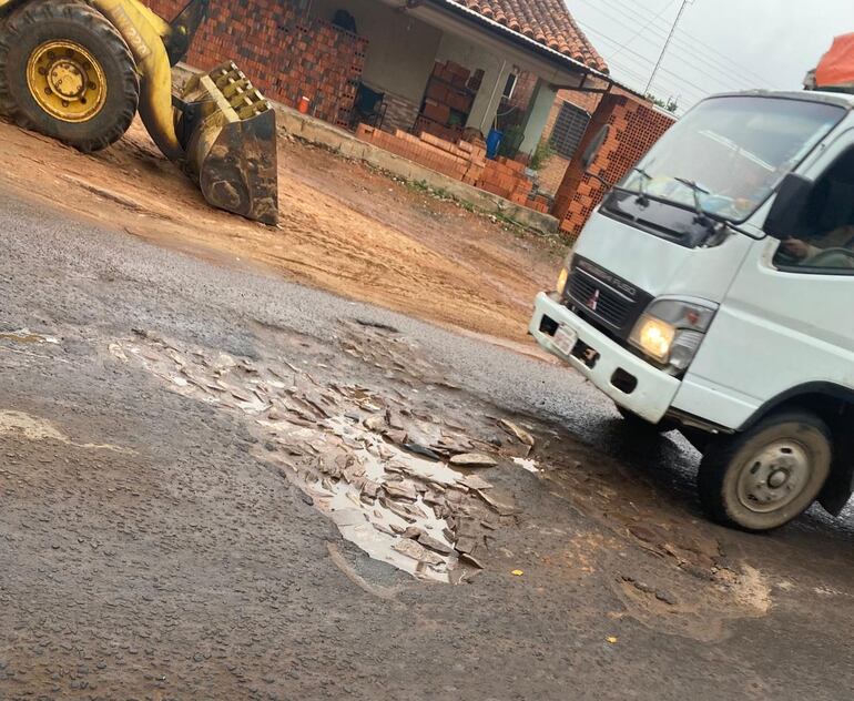 Los automóviles son golpeados por los baches que se multiplican sobre la calle Gral. Bernardino Caballero.