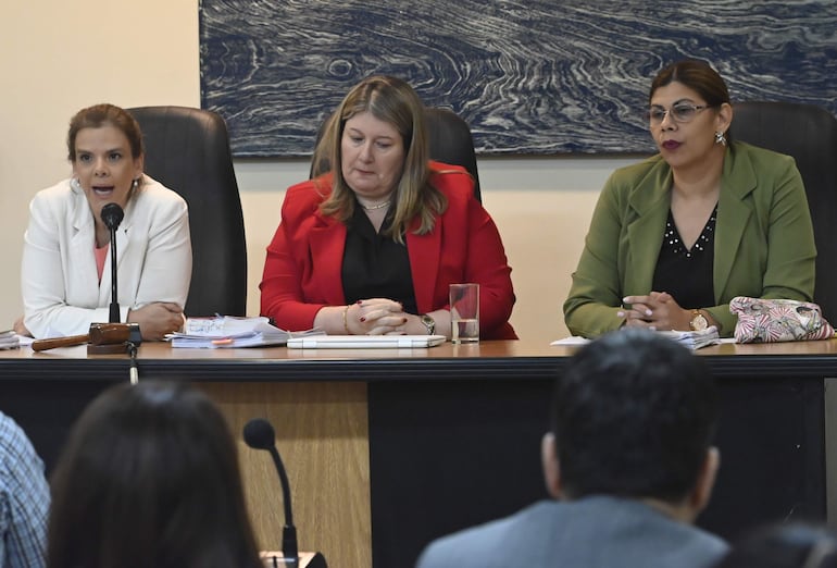 Integran el Tribunal de Sentencia las juezas Claudia Criscioni (izq.), Elsa García (presidenta) y Cándida Fleitas.