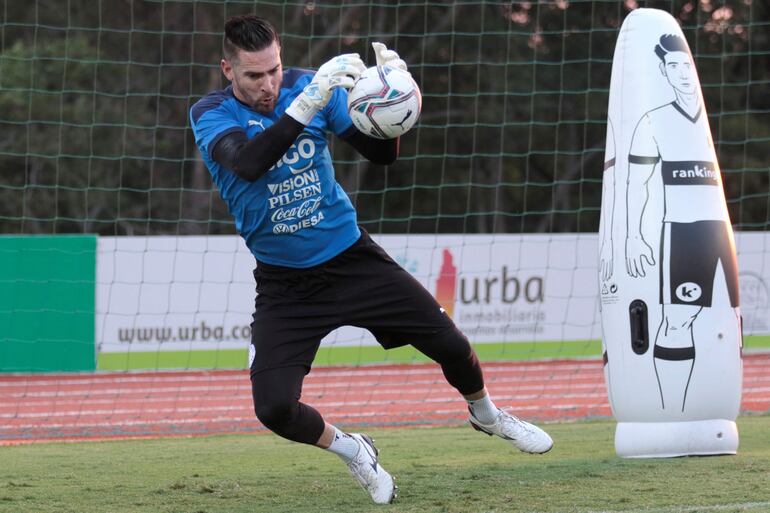 Fotografía cedida por la Asociación Paraguaya de Fútbol (AFP) que muestra al jugador Antony Silva durante un entrenamiento preparatorio al partido frente a Uruguay por las eliminatorias sudamericanas al Mundial de Catar 2022, hoy, en Asunción (Paraguay).