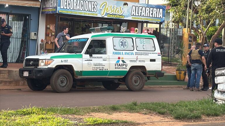 La ambulancia que fue incautada en allanamientos en prosecución al asalto perpetrado a un local de Bancop en Naranjal, el jueves pasado. El chofer del mismo fue detenido, pues se presume que en este vehículo huyeron los delincuentes luego del golpe.