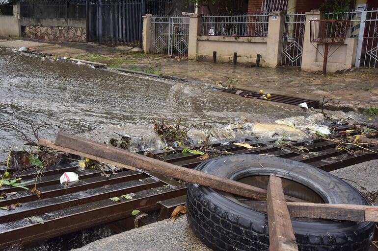 La basura que se acumula tras los raudales en las calles Yuasy´y e Yvapobo, en el barrio San Pablo.