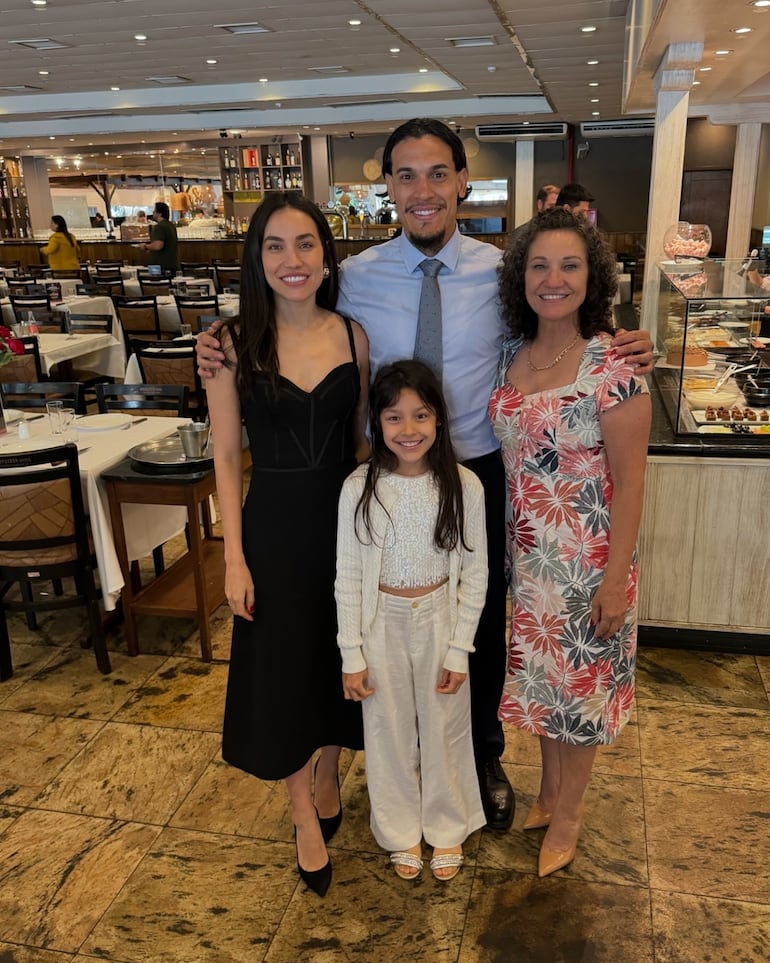 El galardonado Gustavo Gómez posando feliz con su esposa Jazmín Torres, su hija Pía y su suegra. (Instagram/Jazmín Torres)