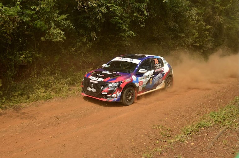 El piloto Omar Benítez, navegado por Fabián Herrera, fue el más veloz en la tracción simple, dos segundos por delante de César Cruz y Roberto Aguilera, ambos binomios con Peugeot 208 Rally4.