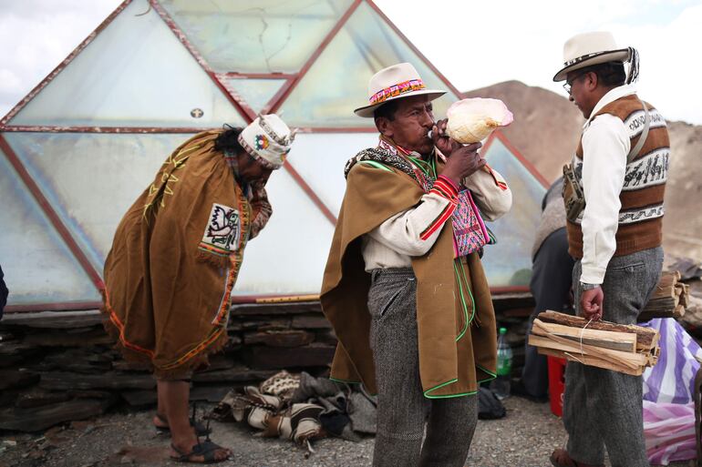 Sabios Aimaras realizan una ofrenda a la Pachamama durante un ritual para aplacar la sequía, el 21 de septiembre de 2023, en Chacaltaya (Bolivia). Las ofrendas, plegarias y música autóctona formaron parte de los rituales, a más de 5.200 metros de altitud, que cerca de una veintena de amautas o sabios andinos ofrecieron a la Madre Tierra, para que aplaque la extrema sequía que afecta el campo y varias ciudades en Bolivia.