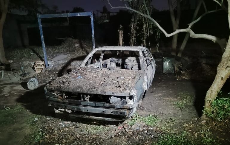 Así quedó el auto que se incendió anoche. El trabajador de un taller mecánico estaba durmiendo dentro y murió calcinad.