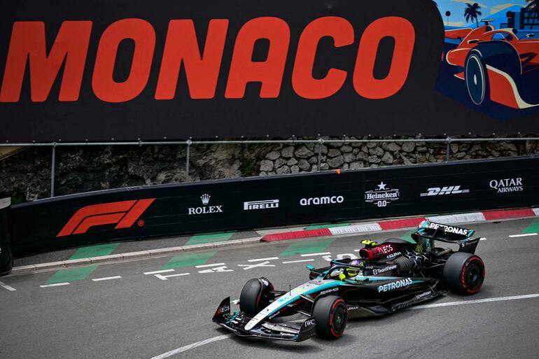 El Mercedes del piloto británico Lewis Hamilton en el primer ensayo libre del Gran Premio de Mónaco, la octava fecha del Mundial 2024 de la Fórmula 1, en el circuito callejero de Mónaco. 