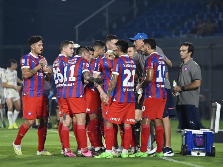 Los jugadores de Cerro Porteño beben agua y reciben indicaciones en un partido ante Sportivo Luqueño por la décima jornada del torneo Apertura 2024 del fútbol paraguayo en el estadio Defensores del Chaco, en Asunción.