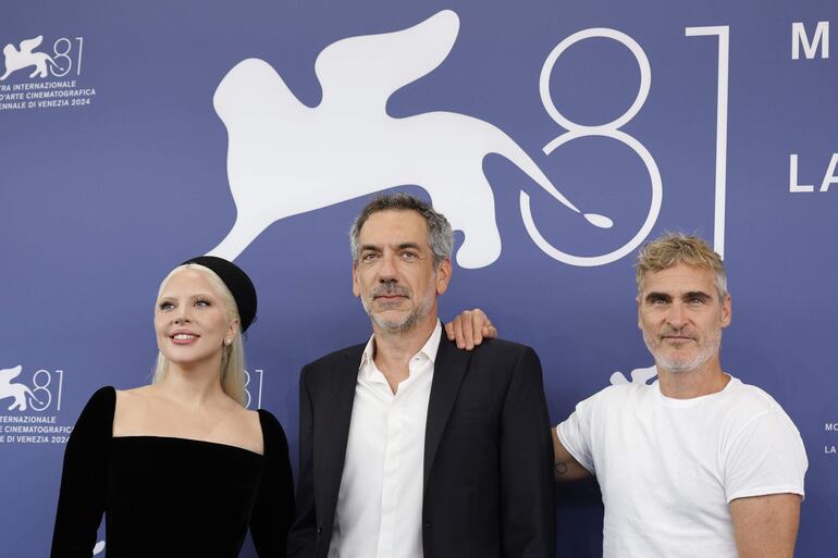 Lady Gaga, el director Todd Phillips y Joaquin Phoenix posan para los fotógrafos en Venecia.