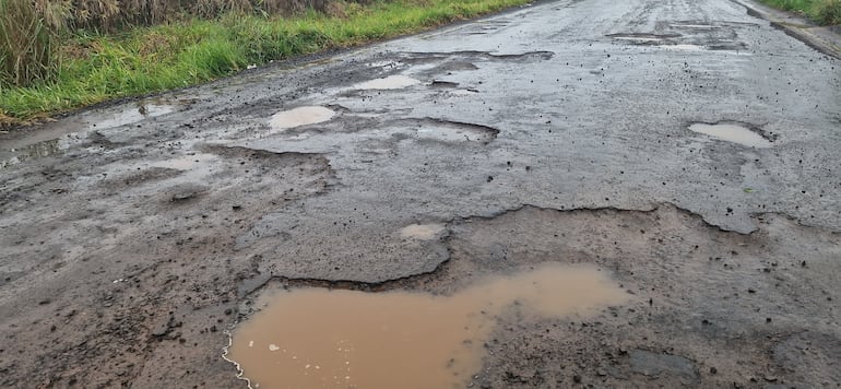 Enormes baches se observan en un tramo de 30 km de la ruta que une a Yby Pytâ y Ybyrarobaná.