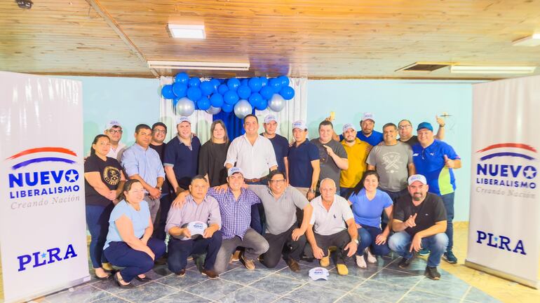 Miembros de la reunión  del Nuevo Liberalismo en Boquerón, posan para la foto del encuentro. 