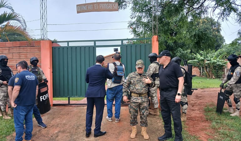 Policías de la Dirección General de Inteligencia Policial frente a la quinta Rancho el Progreso de Capiatá, utilizado como aguantadero por los asaltantes de la empresa de seguridad Britimp.