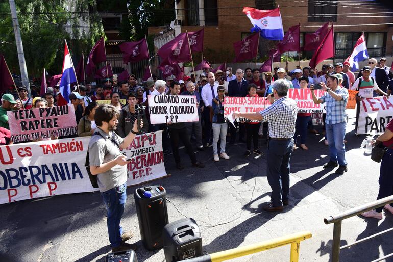 En la primera semana de este mes, frente a la sede de la entidad  binacional en Asunción, una nutrida manifestación reclamaba una vez más el ejercicio pleno de la soberanía energética paraguaya en Itaipú.