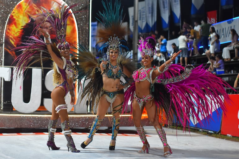 Villarrica vibró con la primera noche del Carnaval Guaireño 2025