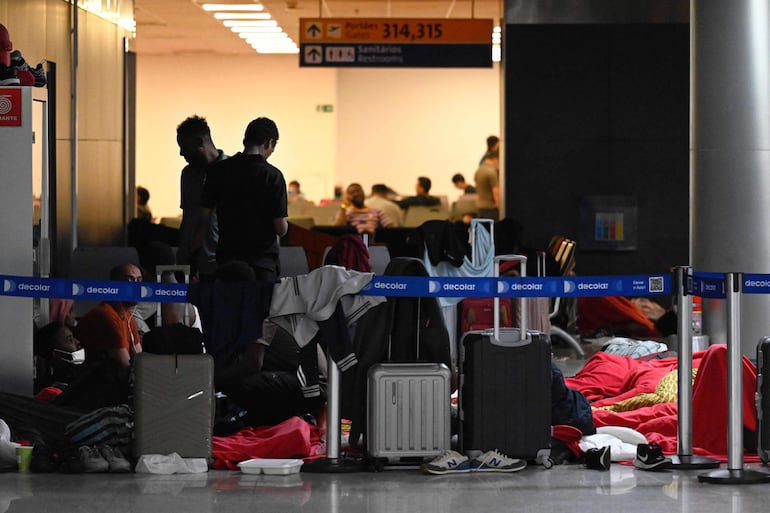 Pasajeros aguardan en el eropuerto internacional de Guarulhos, en Sao Paulo.