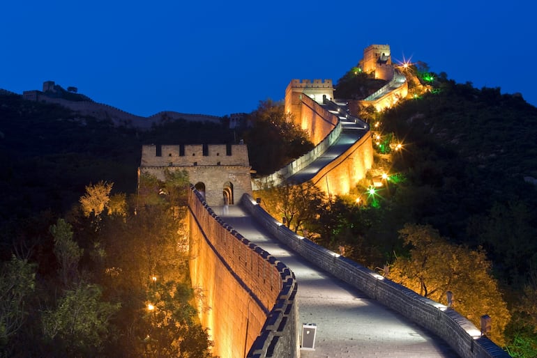 Escena nocturna de la Gran Muralla China.