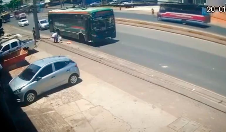 Mujer murió después de golpearse cuando cayó de un bus.