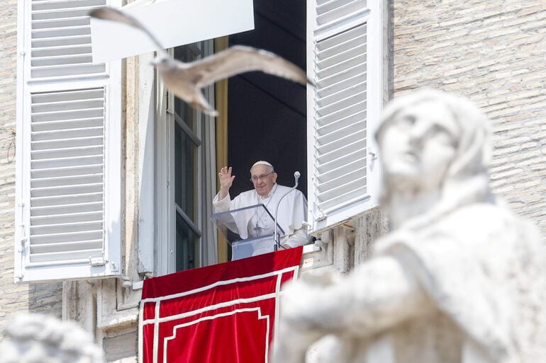 El papa Francisco reapareció hoy ante los fieles tras su reciente operación de hernia para presidir el rezo del Ángelus y, antes de su catequesis, agradeció “de corazón” el afecto recibido en sus días en el hospital.