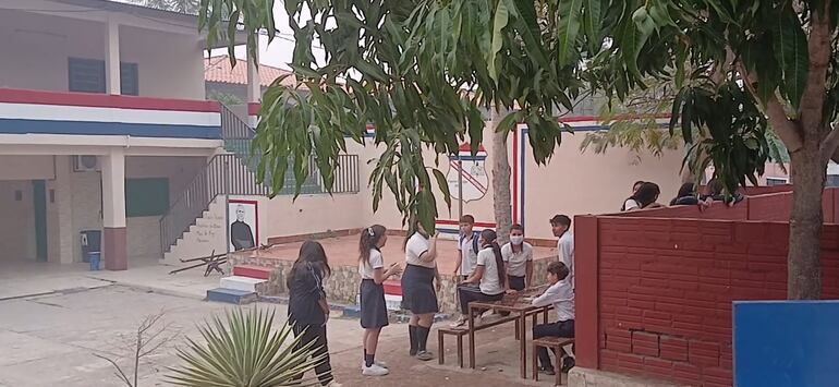 Unos pocos alumnos del colegio Ángel Muzzolón de Fuerte Olimpo, esperando la determinación de la suspensión de clases presenciales.