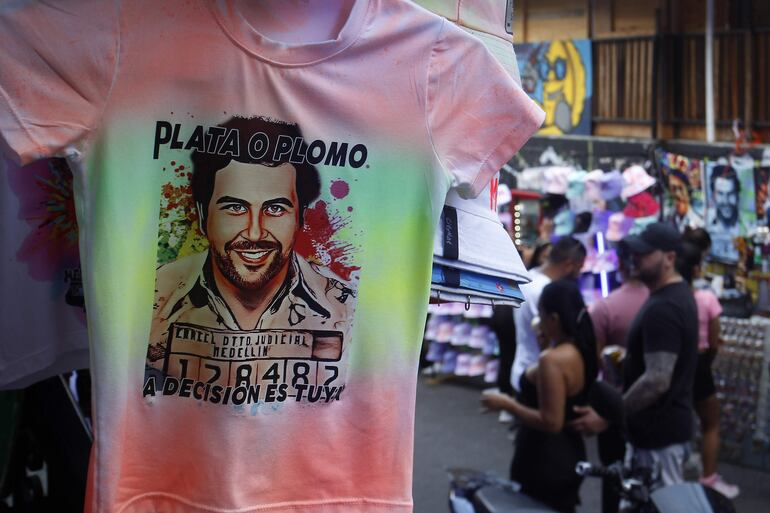 Una remera con el rostro del narcotraficante Pablo Escobar se ofrece en una calle de Medellín, Colombia.