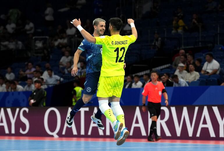 Los jugadores de la selección de Paraguay celebran un gol en el partido frente a Costa Rica por la primera fecha del Grupo A del Mundial 2024 del Futsal FIFA.