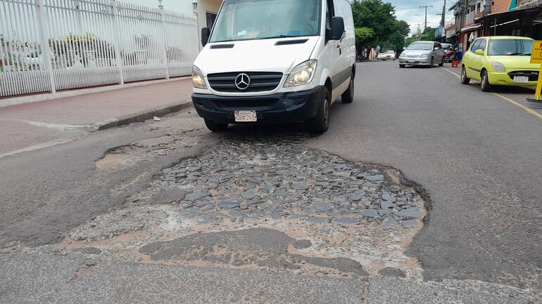 En estas condiciones se encuentra la calle 9 de agosto e Independencia Nacional, a media cuadra de la Municipalidad de Ñemby.