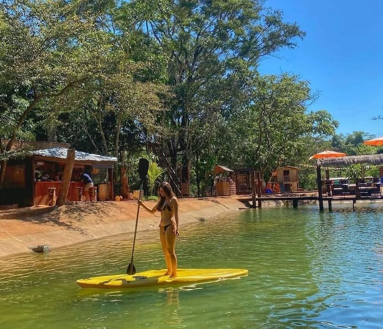 Una joven visitante disfrutando de las tranquilas aguas del Lago Tupi.