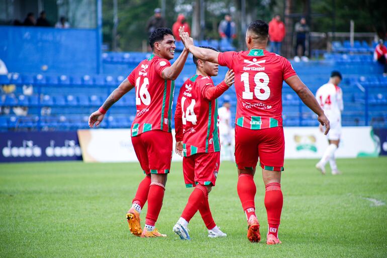 Los jugadores del Atlético Tembetary festejan un gol en el partido frente a 3 de Febrero por la fecha 22 de la División Intermedia 2024 en el estadio Luis Alfonso Giagni, en Villa Elisa.