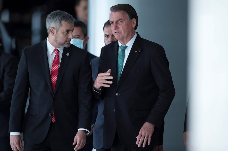  El presidente de Brasil Jair Bolsonaro (d), conversa con su homólogo de Paraguay, Mario Abdo Benítez (i), durante un encuentro hoy en el Palacio de Planalto, en Brasilia. (Foto de archivo del 2021)